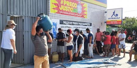 Populao faz fila em Belm para comprar gs de cozinha a R$ 60
