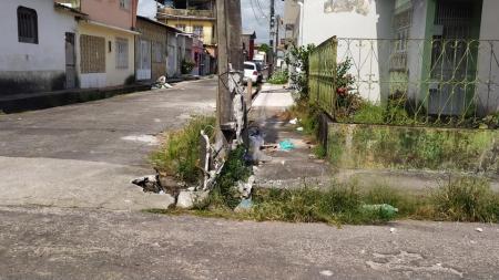 Caminho quebra poste no bairro da aldeia em Bragana.